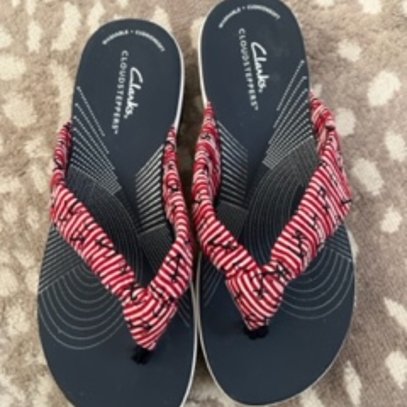 Clarks flip flops - Picture 2 of 7